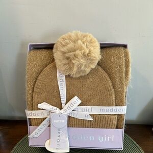 Madden Girl Beige Boxed gift set faux fur hat with Glitter Accents and scarf NEW